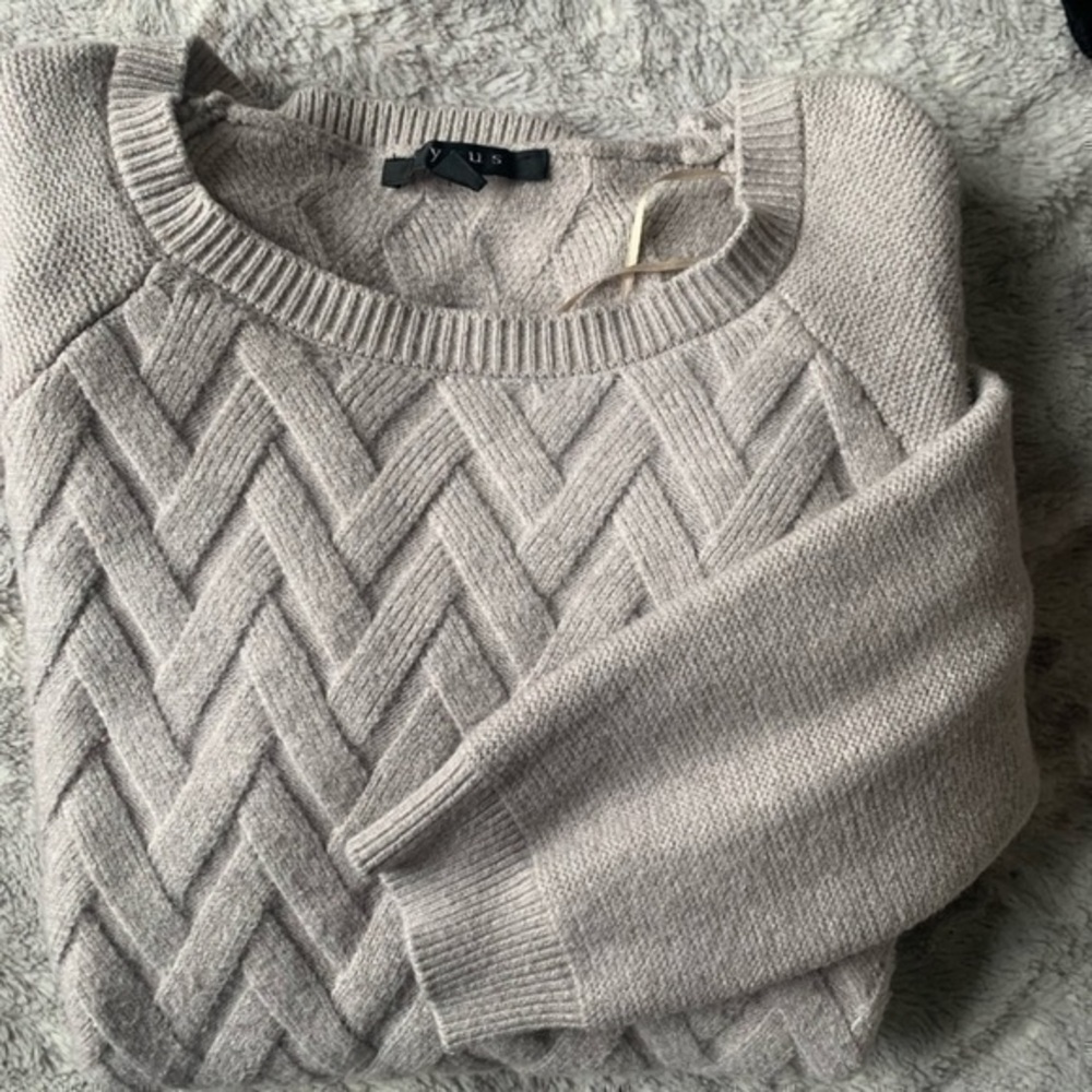 Cyrus knit gray sweater, basket weave design, Devotions line. Pretty!Size Medium